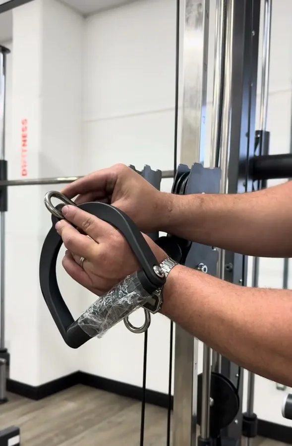 Técnico revisando o cabo e o pegador de um equipamento