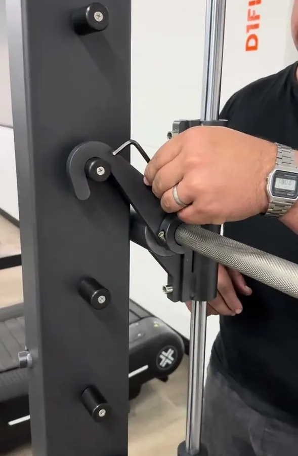 Técnico montando um equipamento
