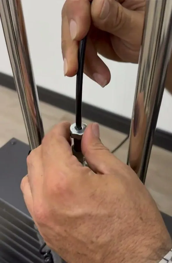 Técnico ajustando um equipamento com chave