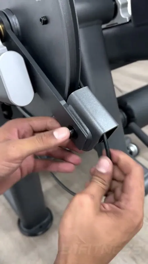 Técnico apertando uma peça do equipamento