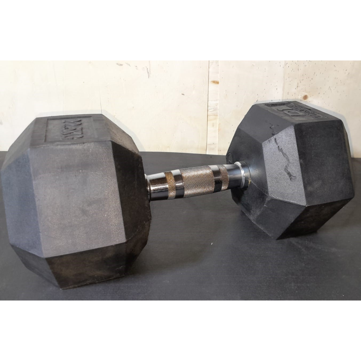 Halter Dumbbell Sextavado Emborrachado Cromado 22,5kg - USADO